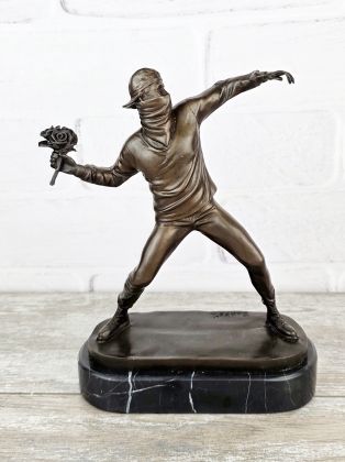 Метатель цветов (Banksy) Метатель цветов (Banksy)