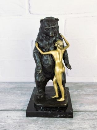 Медведь и девушка Медведь и девушка